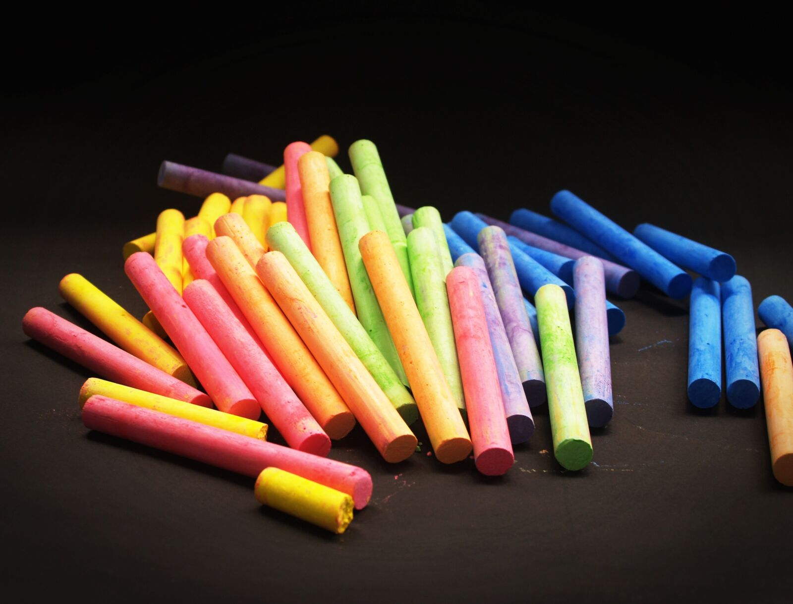 Olympus E-300 (EVOLT E-300) sample photo. Chalk, color, red photography