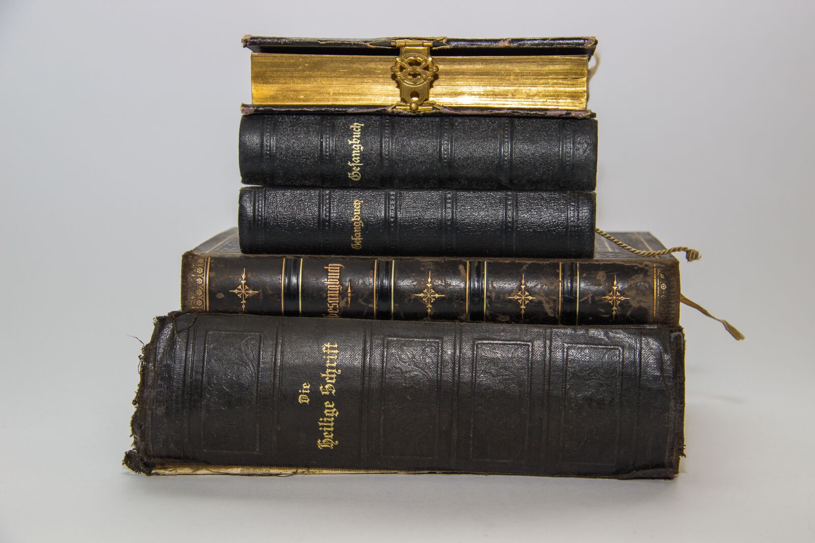 Canon EOS 600D (Rebel EOS T3i / EOS Kiss X5) sample photo. Bible, hymnal, old photography