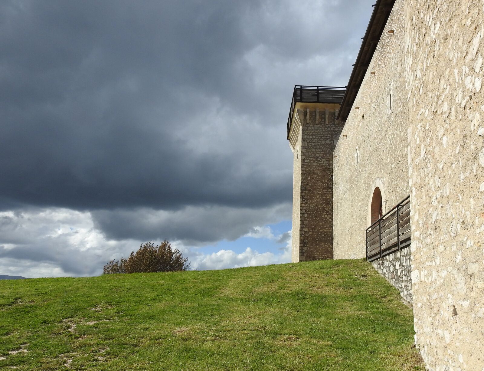Nikon Coolpix P900 sample photo. Sky, umbria, spoleto photography