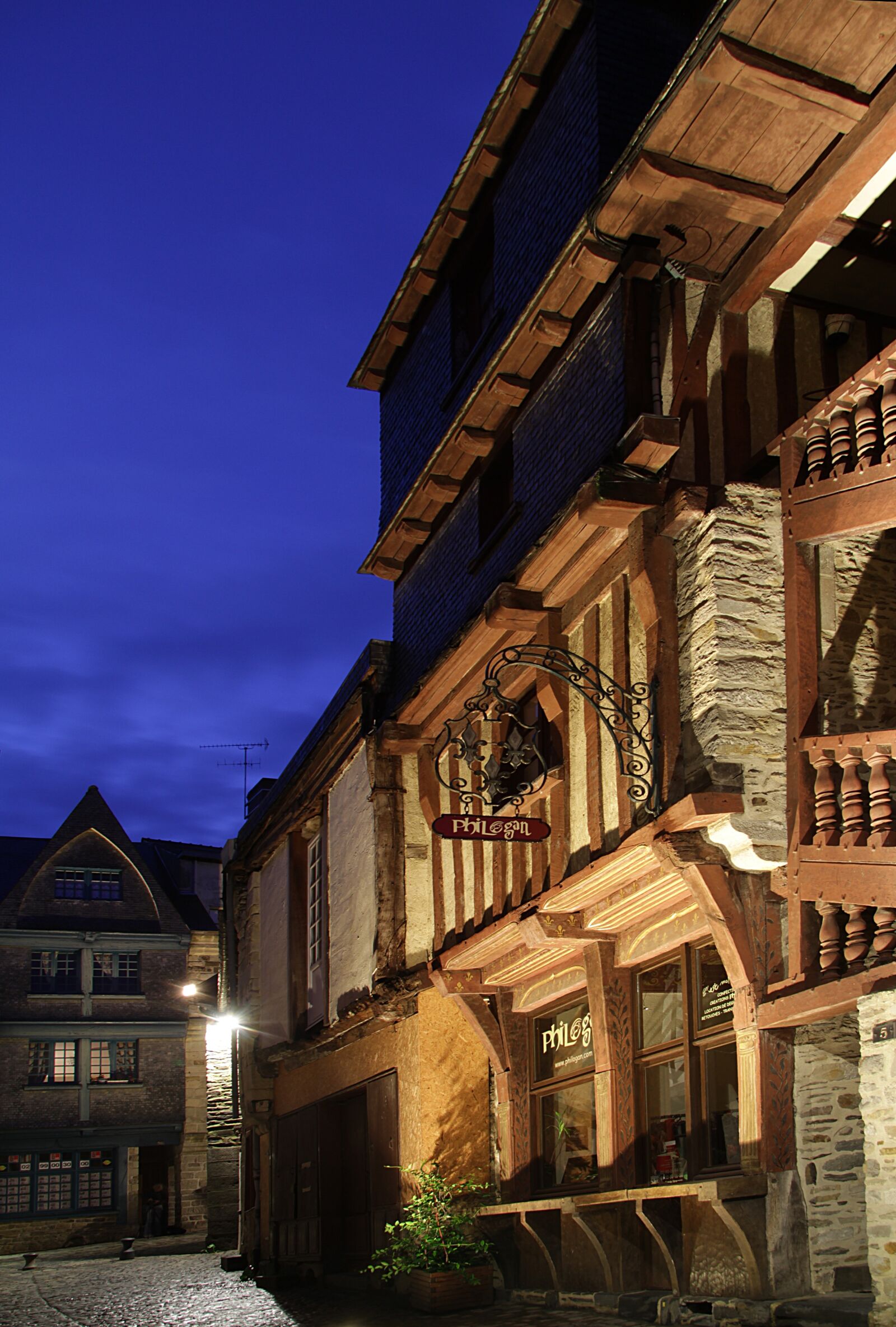 Canon EOS 7D sample photo. Blue hour brittany, vitre photography
