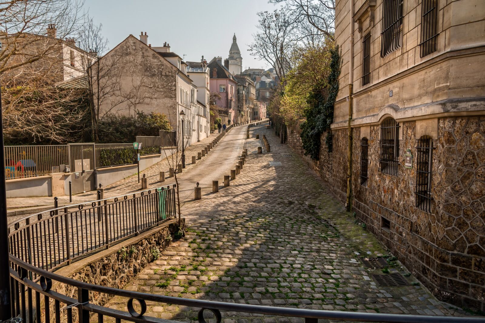 Canon EF-S 18-135mm F3.5-5.6 IS USM sample photo. Paris, montmartre, perspective photography