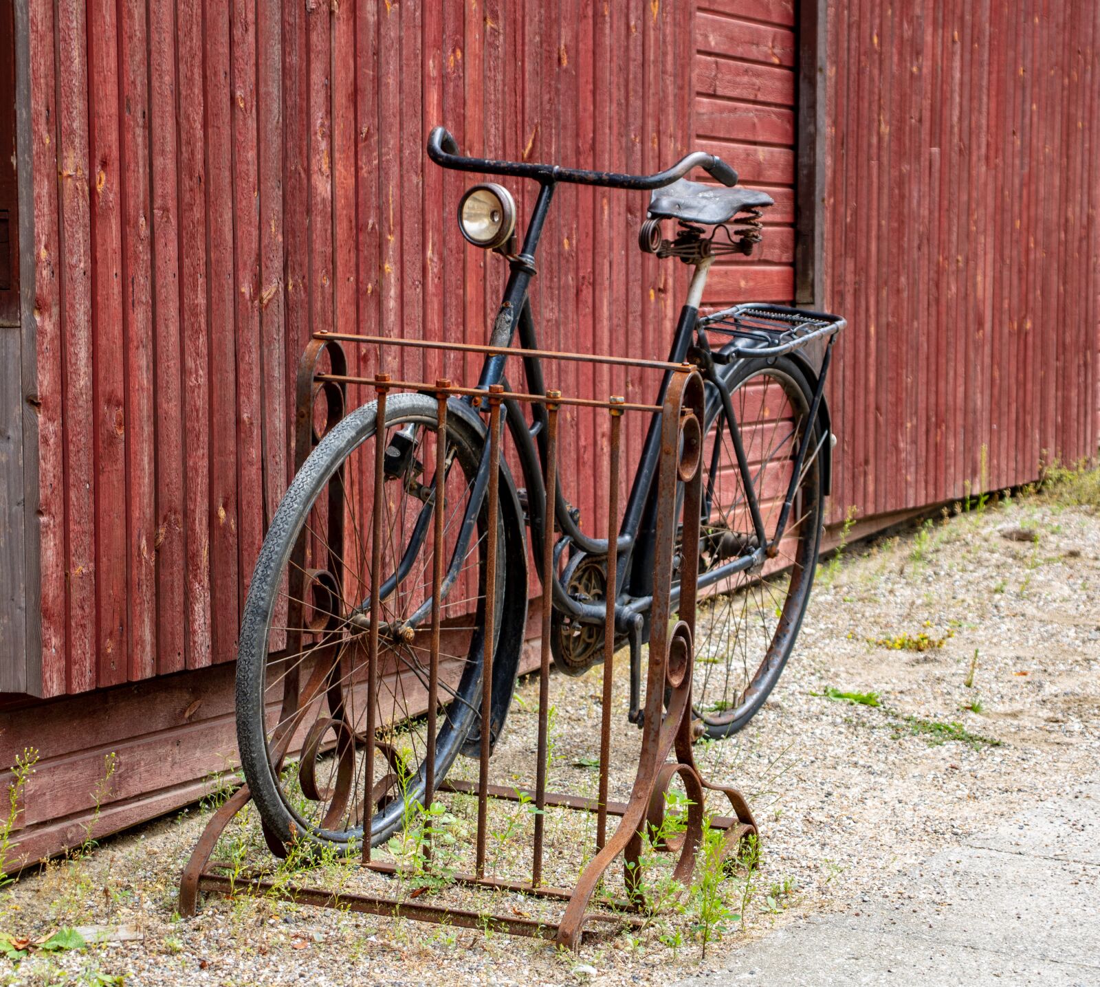 Canon EOS 750D (EOS Rebel T6i / EOS Kiss X8i) + Canon TS-E 90mm F2.8 Tilt-Shift sample photo. Bike, antique, bicycle rack photography