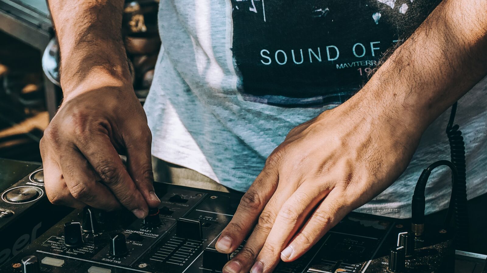 Sony a6000 sample photo. Djs, el, mixer photography