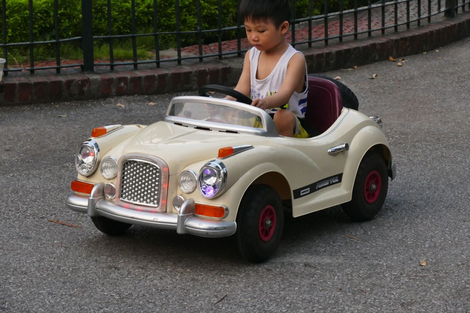Panasonic Lumix DMC-FZ1000 sample photo. Vietnam, child, moment photography