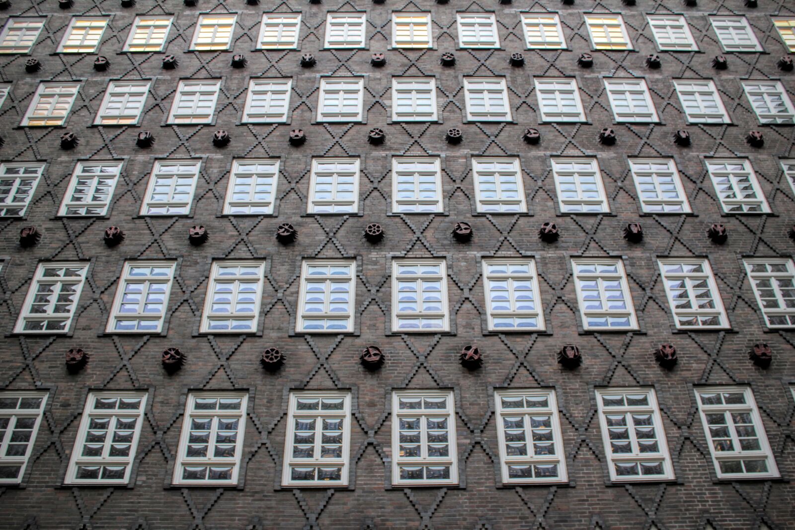Canon EOS 600D (Rebel EOS T3i / EOS Kiss X5) sample photo. Hamburg, building, window photography
