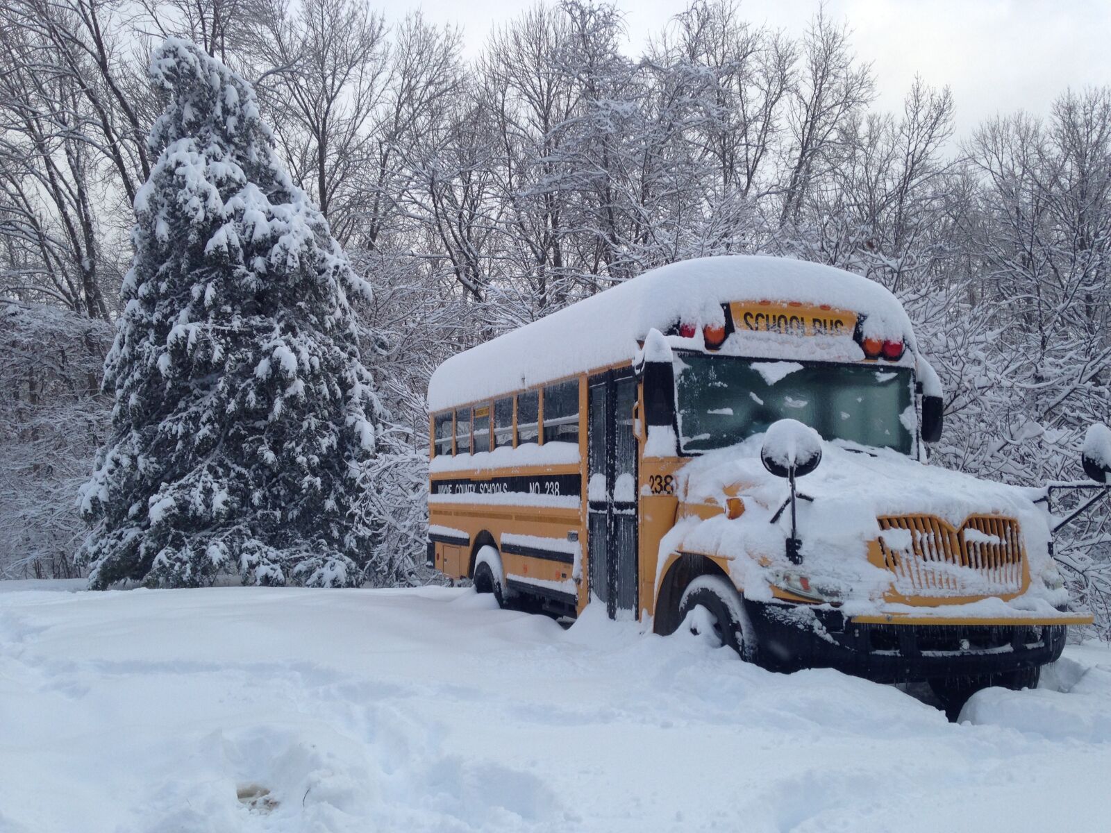 iPhone 5c back camera 4.12mm f/2.4 sample photo. Bus, winter, snow photography