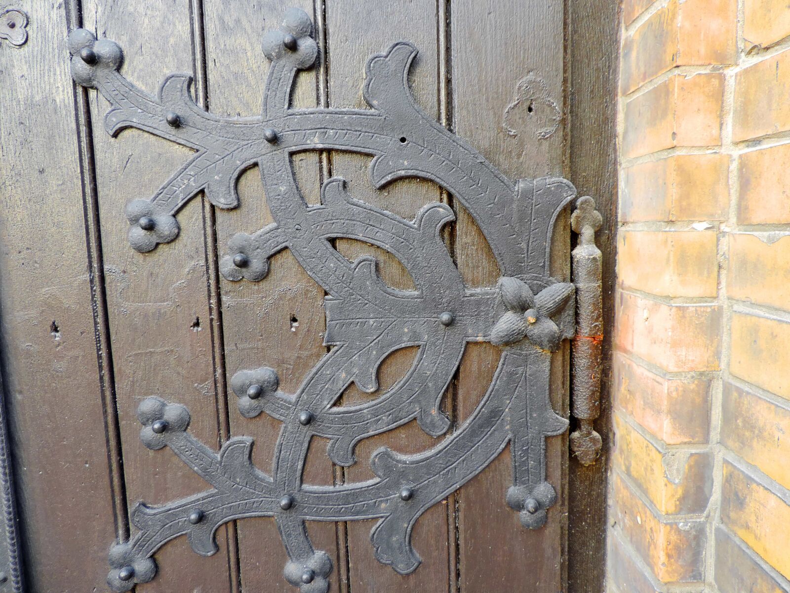 Nikon Coolpix P520 sample photo. Cast iron, gate, fastener photography