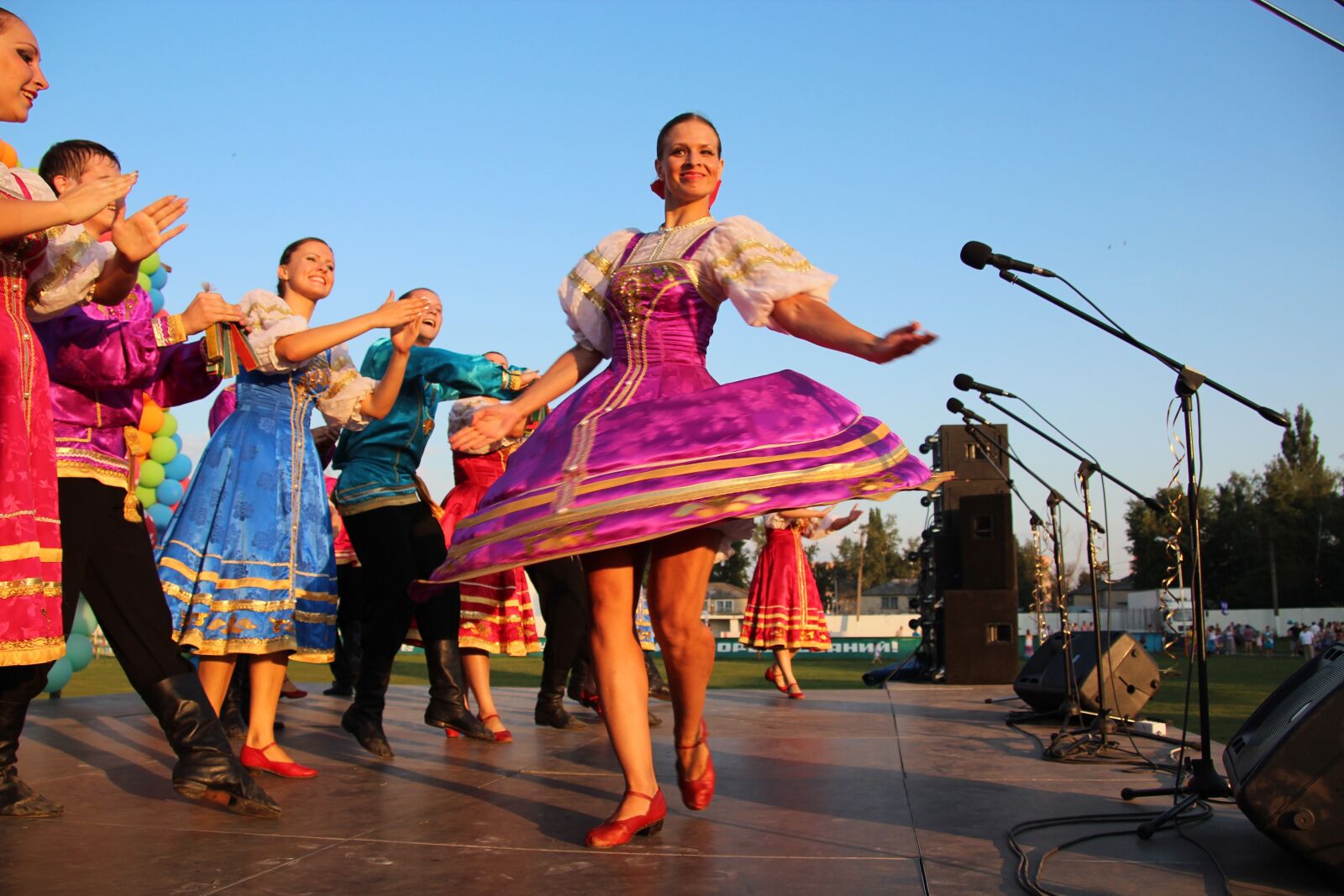 Canon EOS 600D (Rebel EOS T3i / EOS Kiss X5) sample photo. Holiday, concert, dancing photography