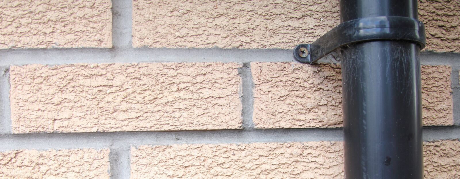 Canon EOS 550D (EOS Rebel T2i / EOS Kiss X4) sample photo. Drain pipe, wall, header photography