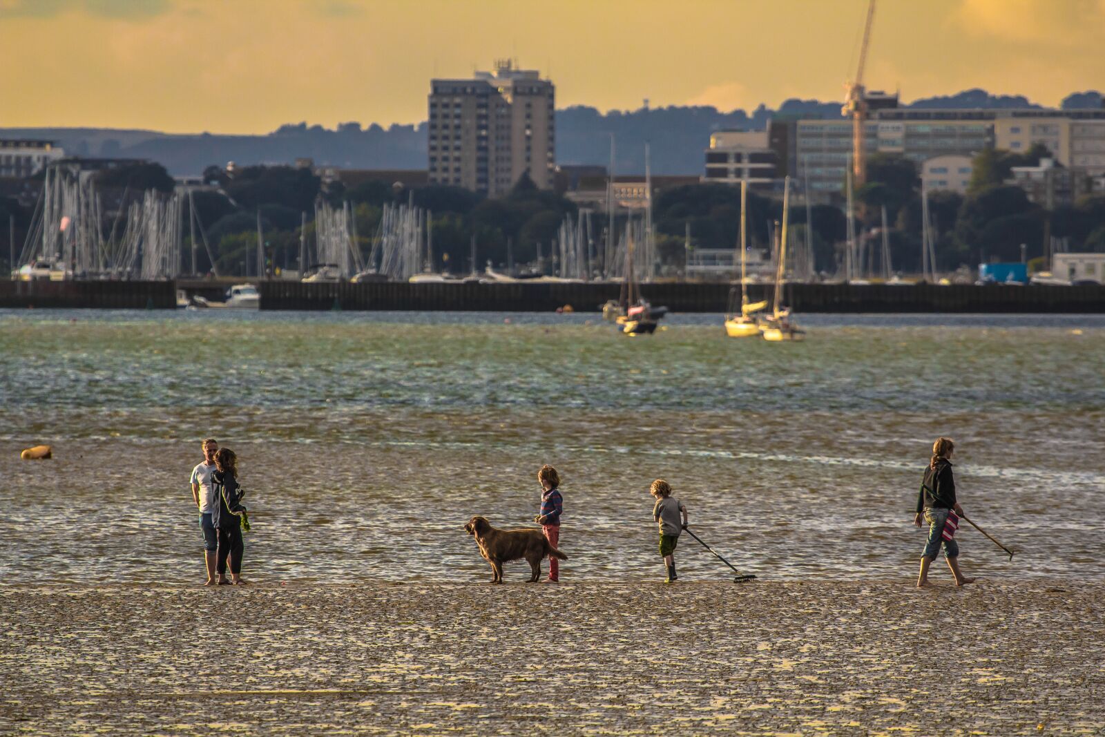 Canon EOS 60D + Canon EF 100-400mm F4.5-5.6L IS USM sample photo. Low tide, england, people photography