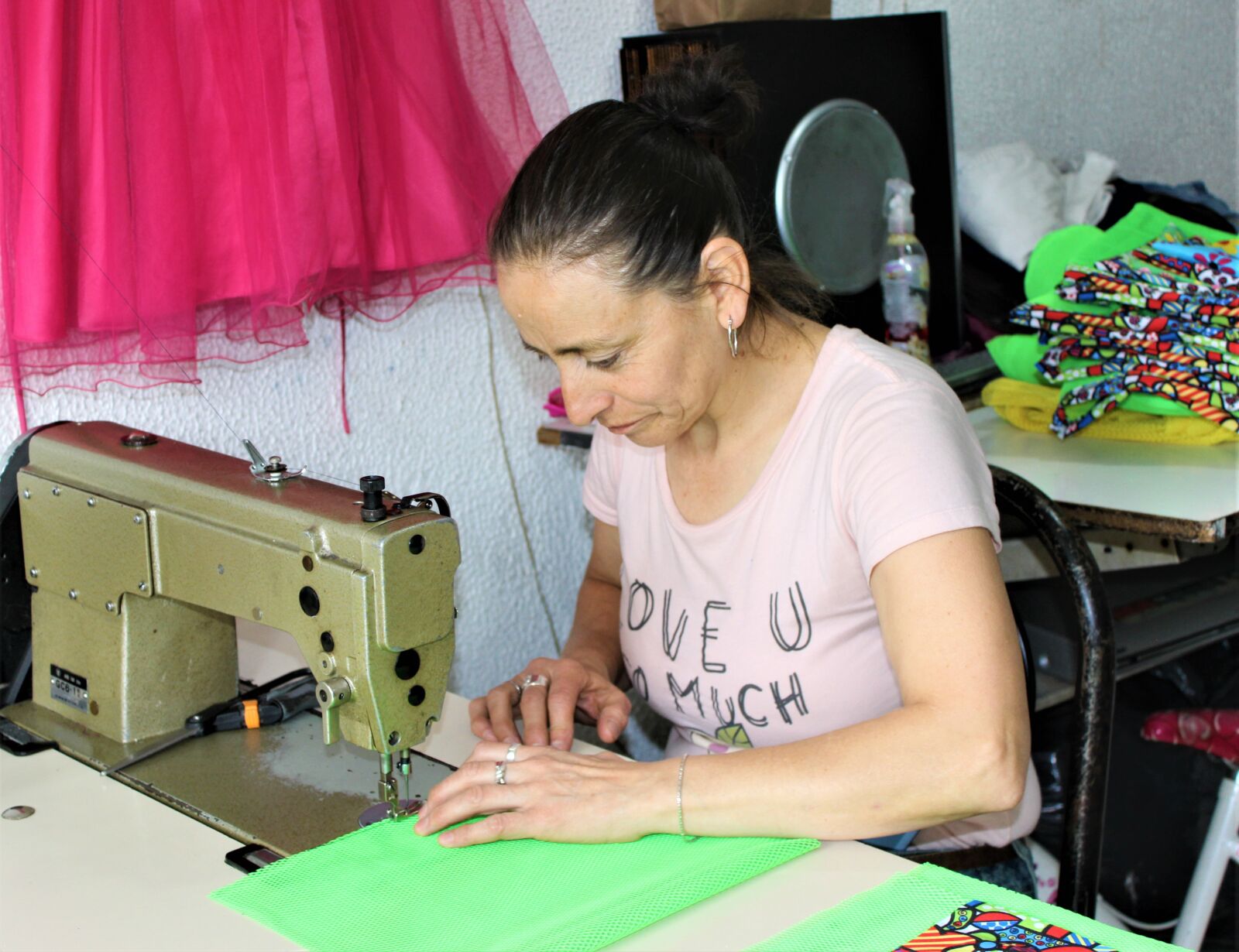 Canon EOS 600D (Rebel EOS T3i / EOS Kiss X5) sample photo. Sewing, women, undertake photography