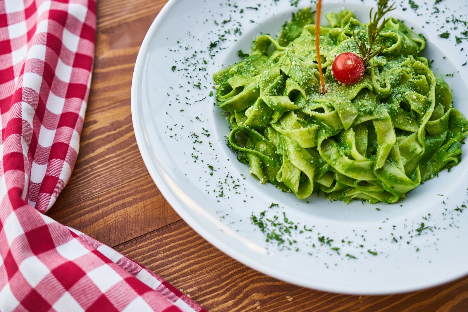Sony a7R II sample photo. Pasta, green, cheese photography