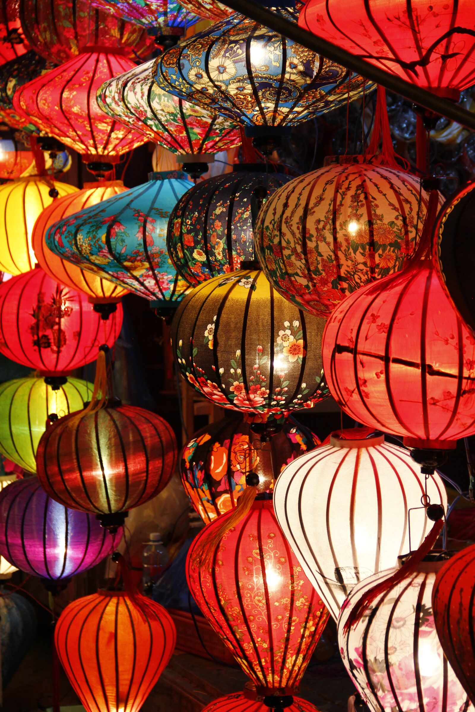 Canon EF-S 18-135mm F3.5-5.6 IS sample photo. Lampion, light, lamps photography