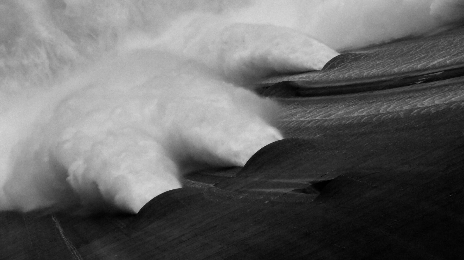 Panasonic Lumix DMC-FZ200 sample photo. Dam, water, spray photography