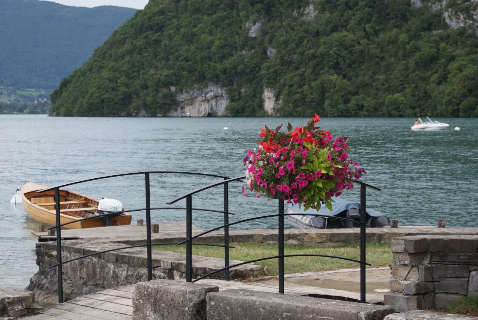 Sony Alpha DSLR-A200 sample photo. Annecy lake, boat, flower photography