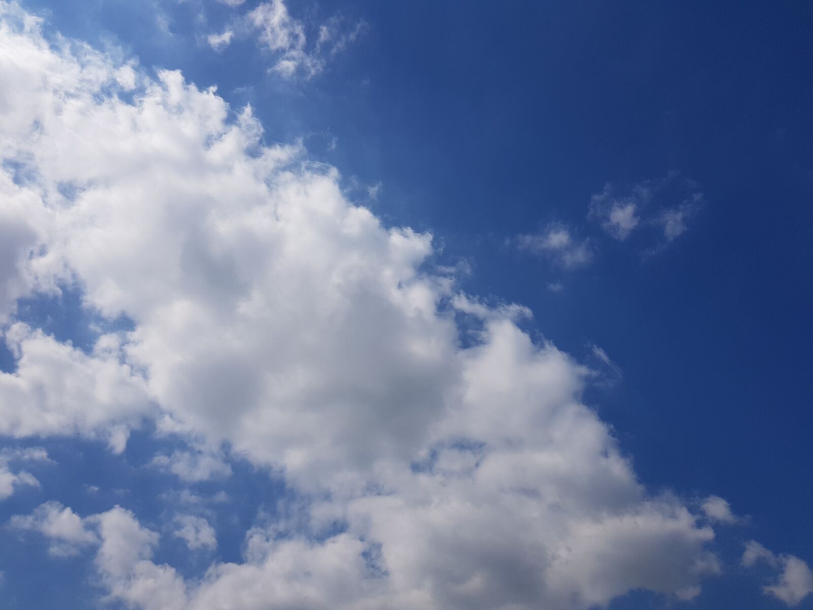 Samsung Galaxy S8+ sample photo. Sky, clouds, blue photography