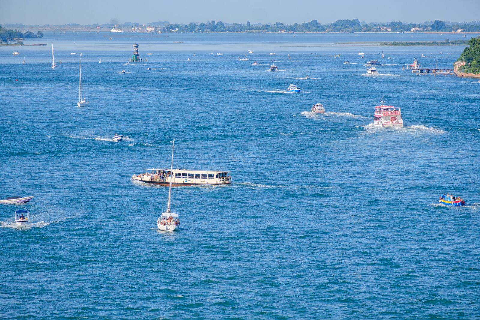 Fujifilm X-T2 + Fujifilm XF 55-200mm F3.5-4.8 R LM OIS sample photo. Traffic, shipping, road photography