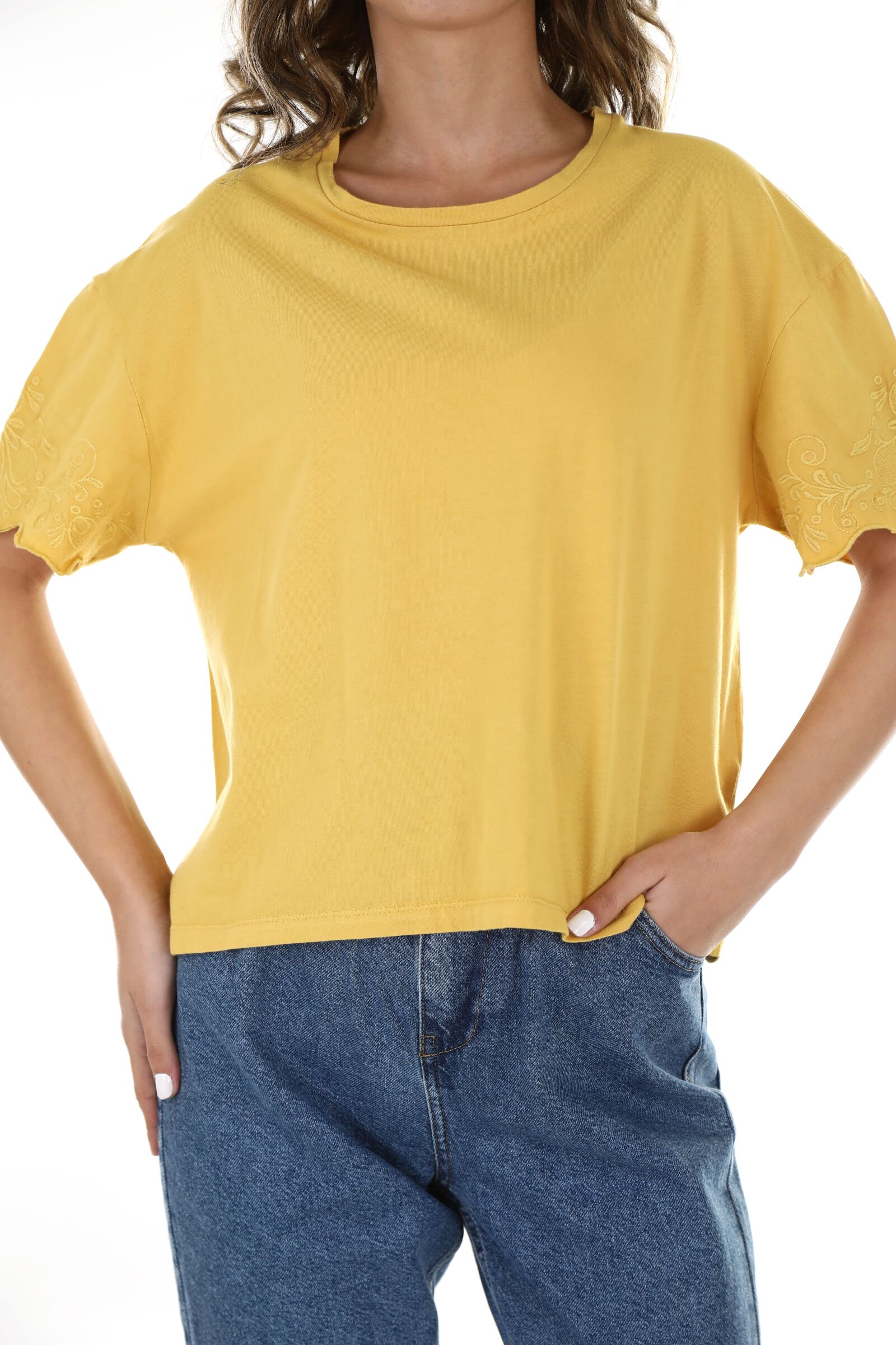 Canon EOS 5D Mark IV sample photo. Yellow, t-shirt, fashion photography