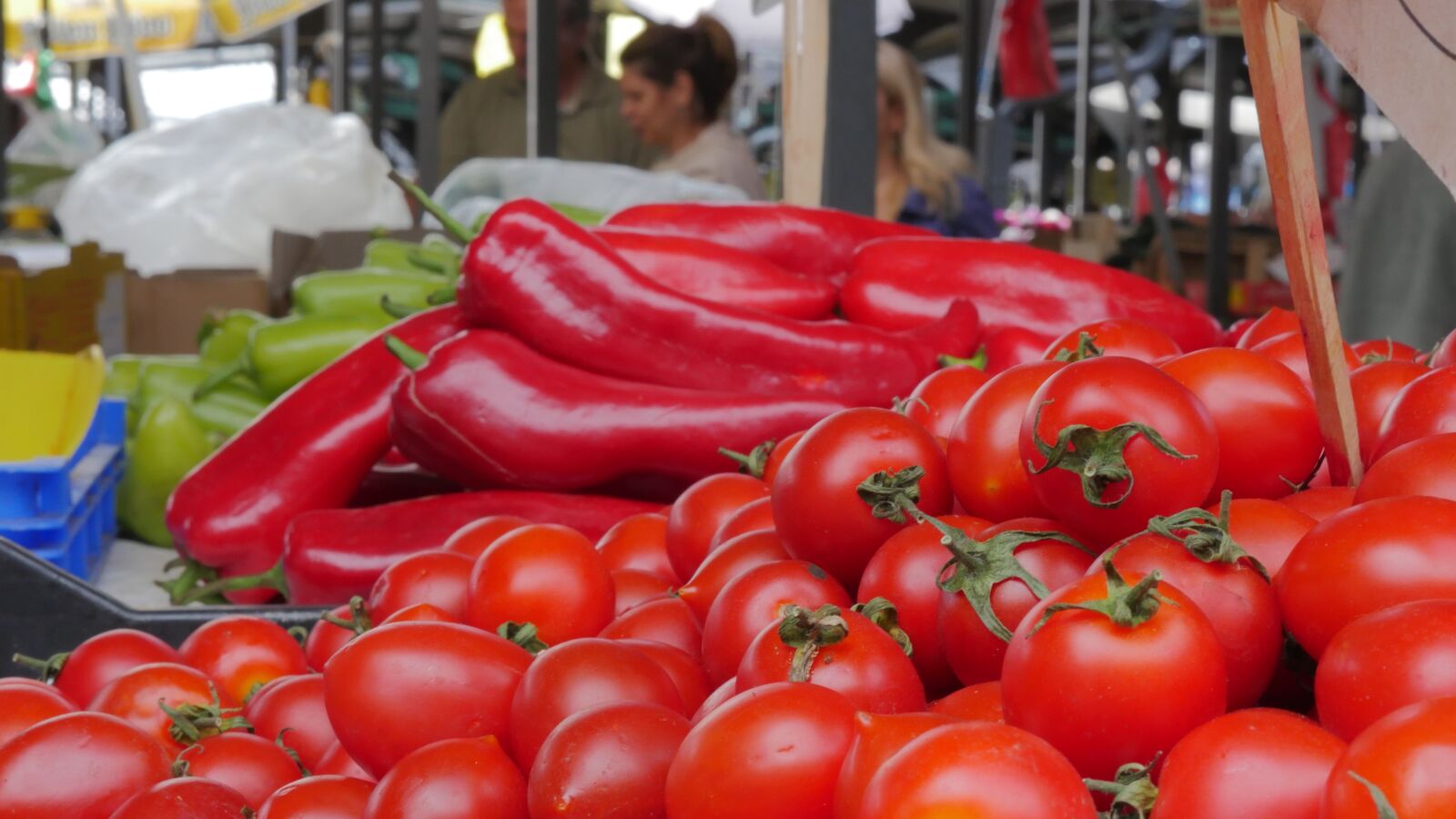 Panasonic Lumix DMC-GH4 sample photo. Red, market, marketing photography