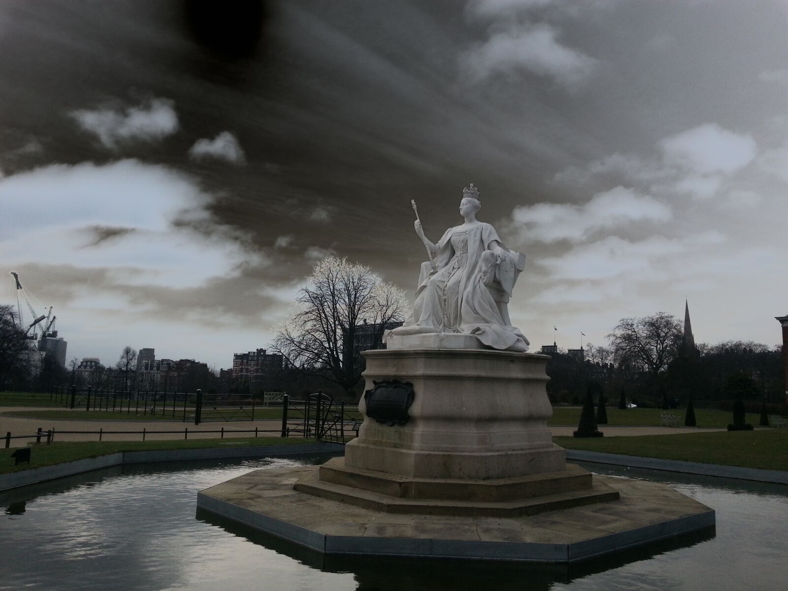 Samsung Galaxy S3 sample photo. Queen victoria statue, kensington photography
