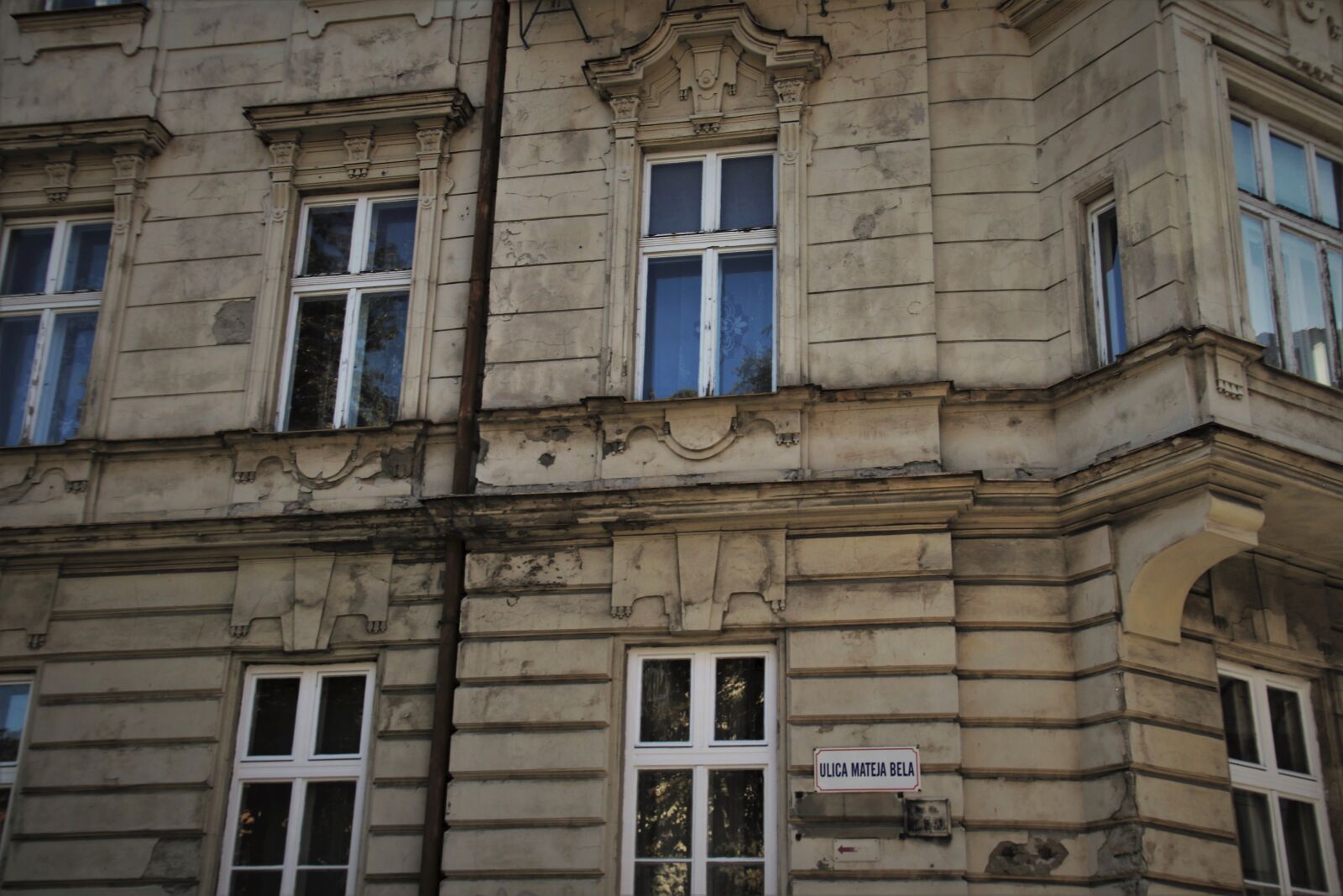 Canon EOS 80D sample photo. Old houses, bratislava, window photography