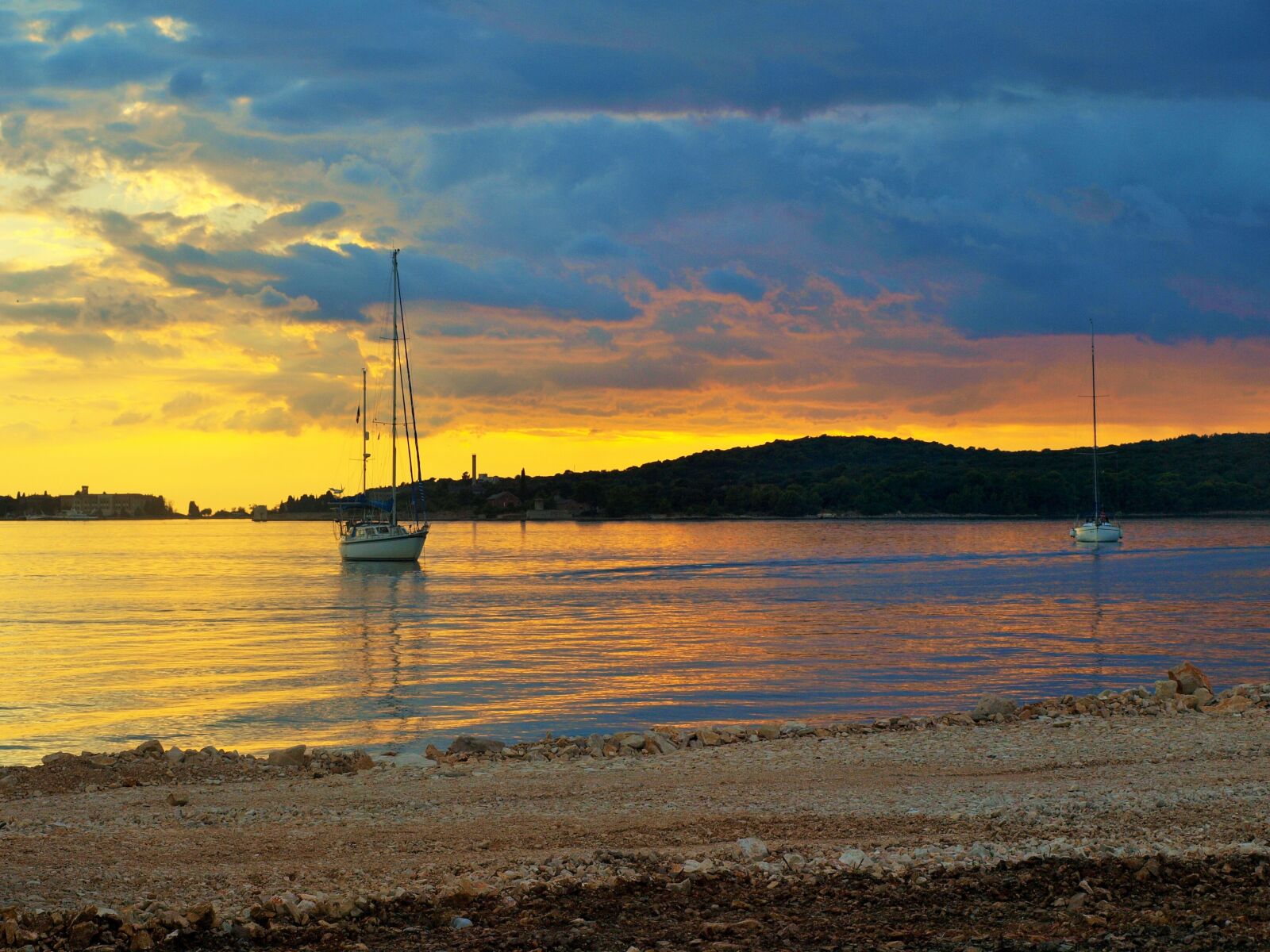 Olympus E-420 (EVOLT E-420) sample photo. Sunset, boat, sea photography