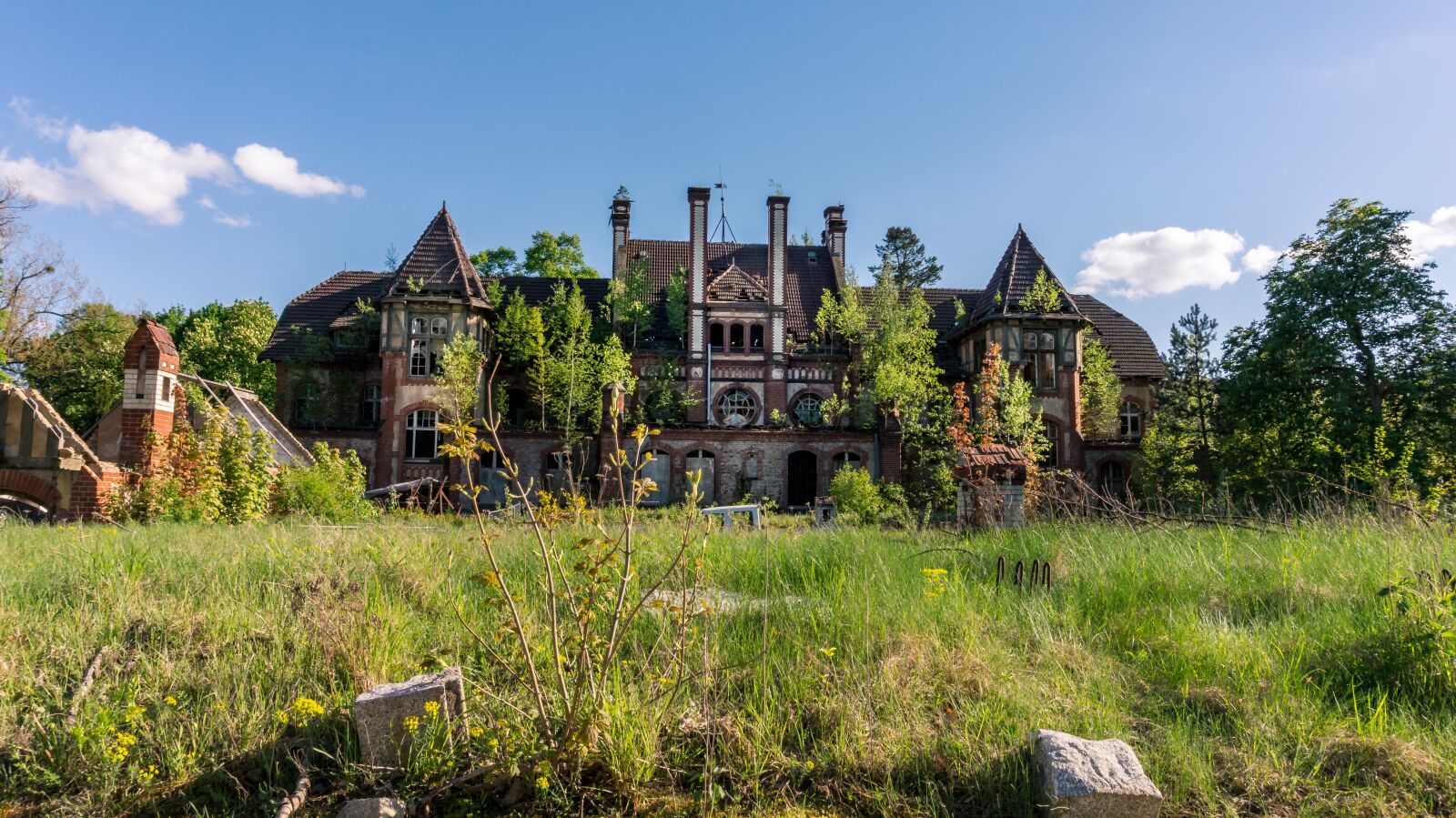Sony Alpha a5000 (ILCE 5000) sample photo. Old house, ruin, building photography