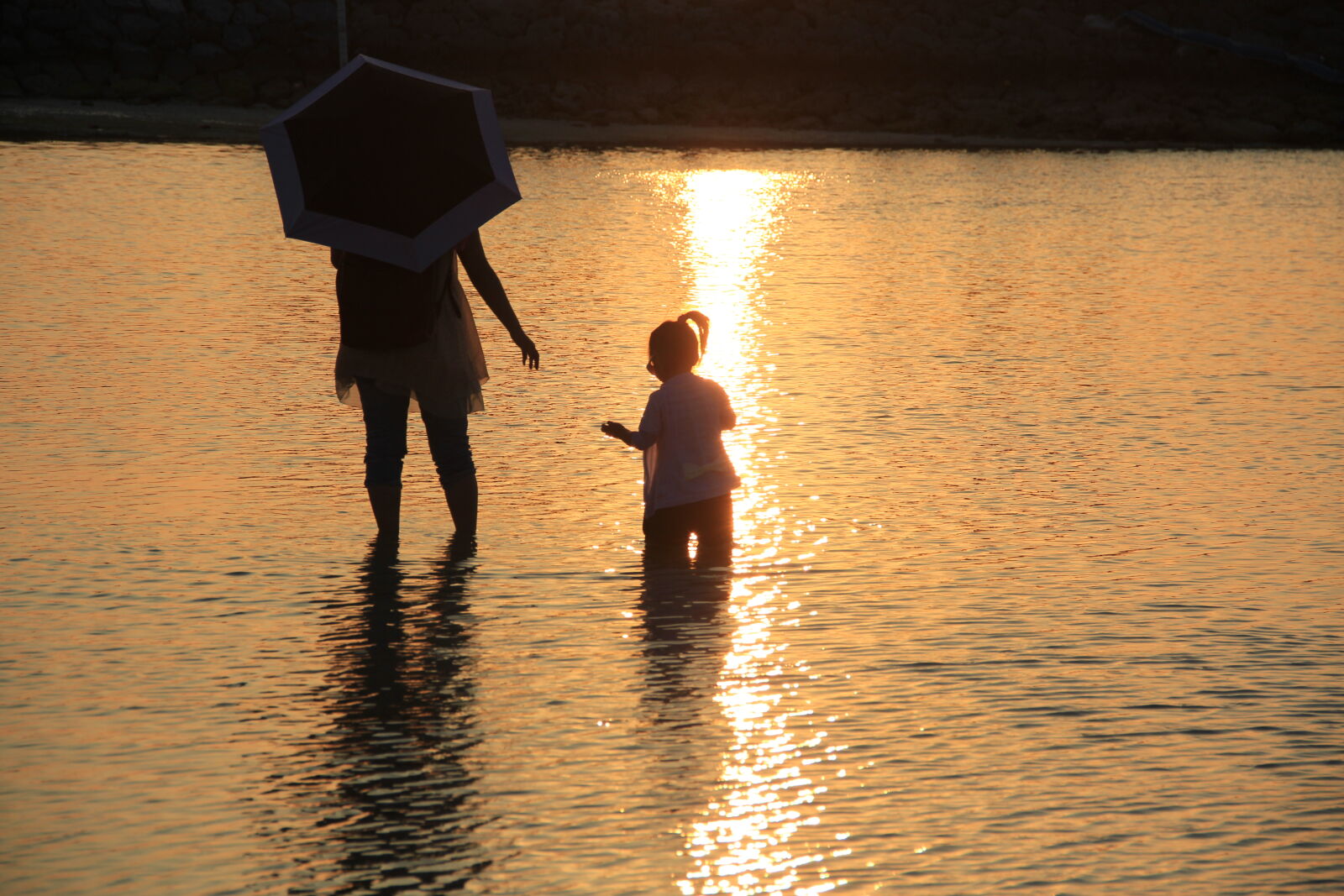 Canon EOS 600D (Rebel EOS T3i / EOS Kiss X5) sample photo. Child, family, mother, sea photography