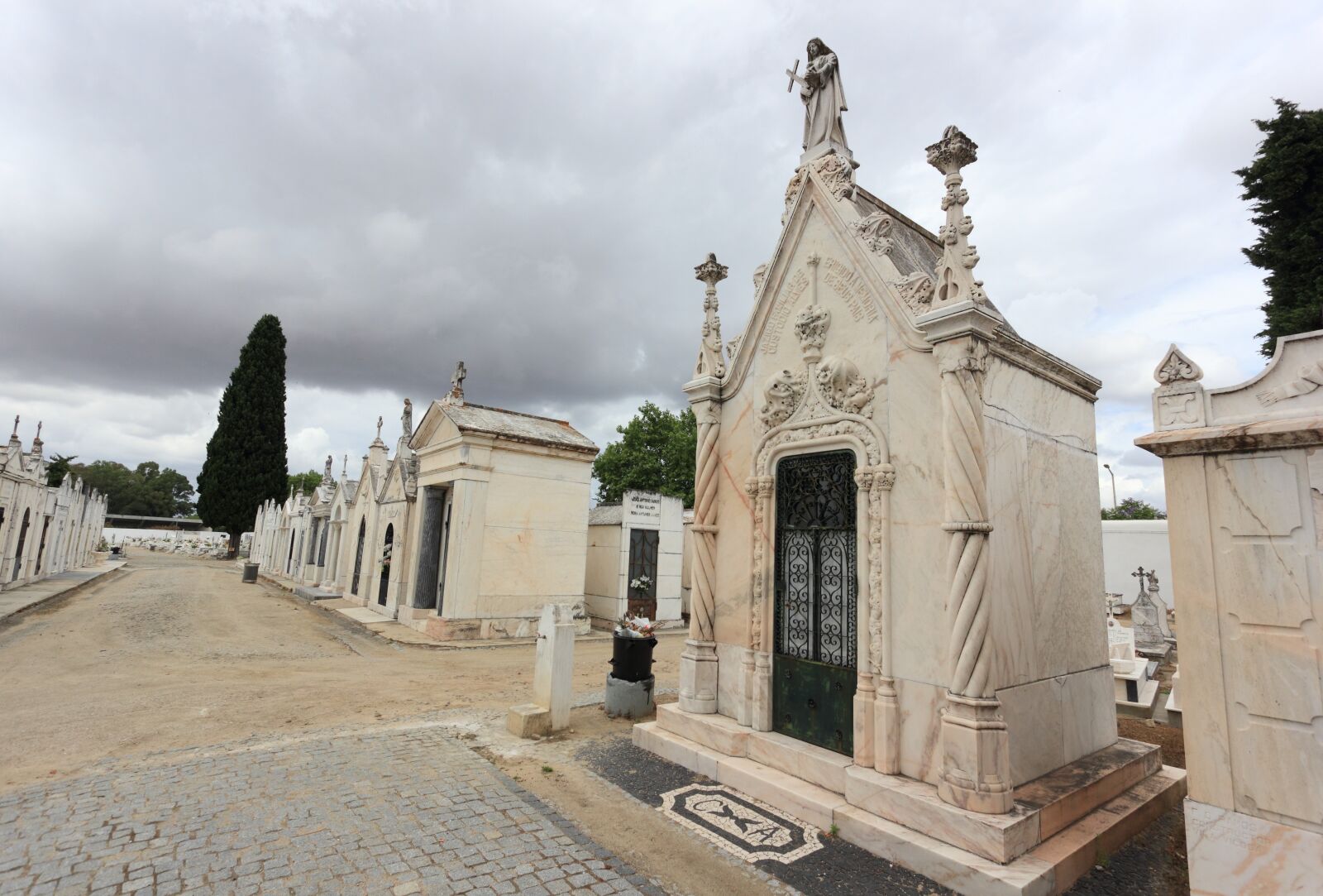Canon EOS 550D (EOS Rebel T2i / EOS Kiss X4) sample photo. Portugal, evora, cemetery photography