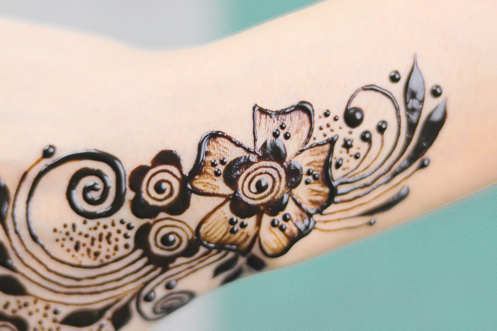 Canon EOS 80D + Canon EF 50mm F1.8 STM sample photo. Indian, tattoo, henna photography