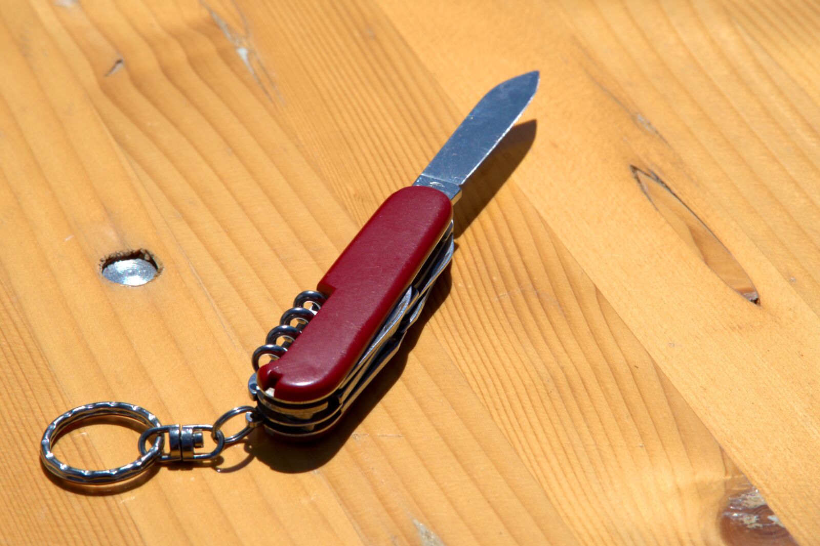 Sony a7 II + Sony FE 85mm F1.8 sample photo. Pocket knife, knife, sharp photography