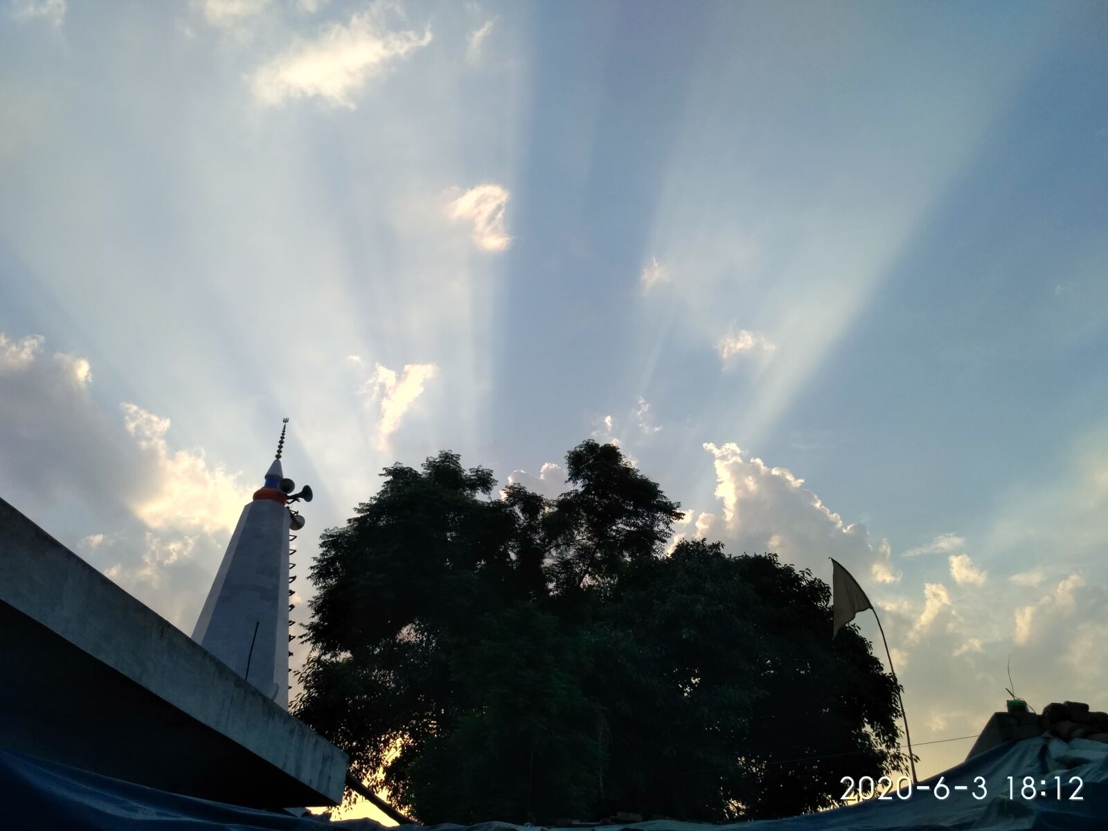 Xiaomi Redmi 3S sample photo. Sun rays, clouds, sun photography