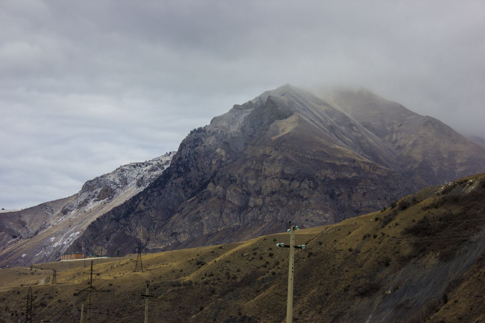 Canon EOS 550D (EOS Rebel T2i / EOS Kiss X4) sample photo. Mountain, fog, autumn photography