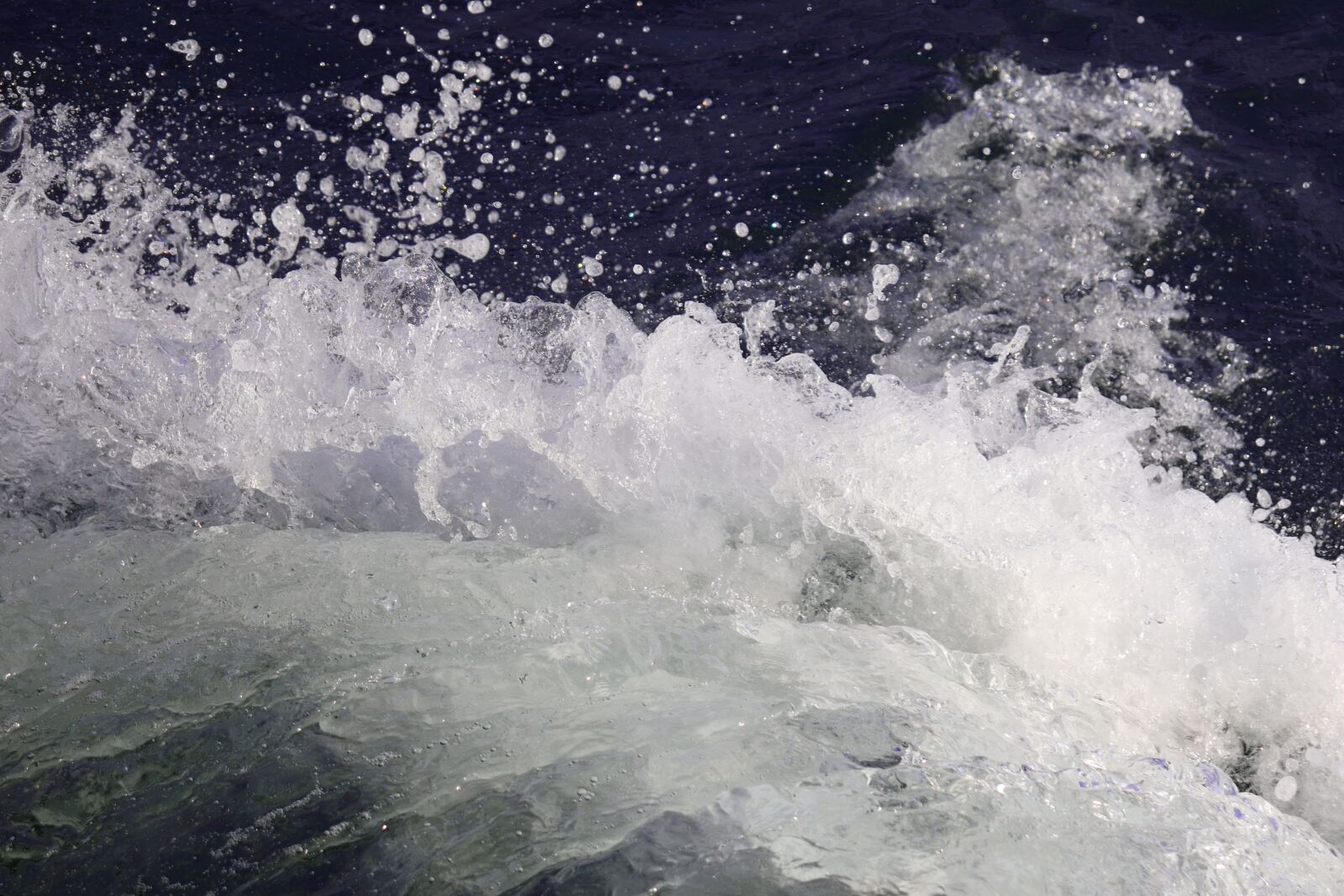 Canon EOS 200D (EOS Rebel SL2 / EOS Kiss X9) sample photo. Wave, water, baltic sea photography