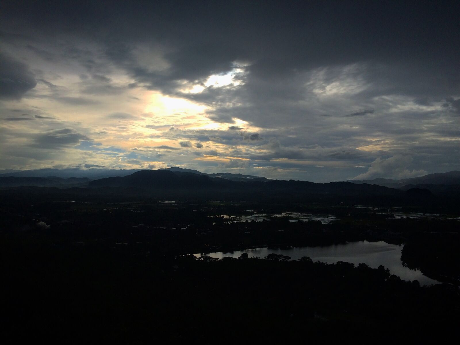 iPhone 5s back camera 4.15mm f/2.2 sample photo. Dark, sky, shadow photography