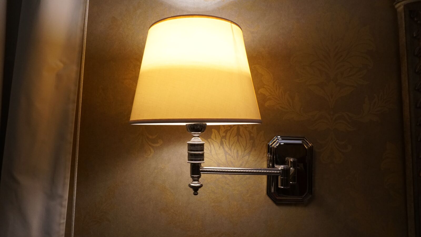Sony a6300 sample photo. Hotel, light bulb, restaurant photography