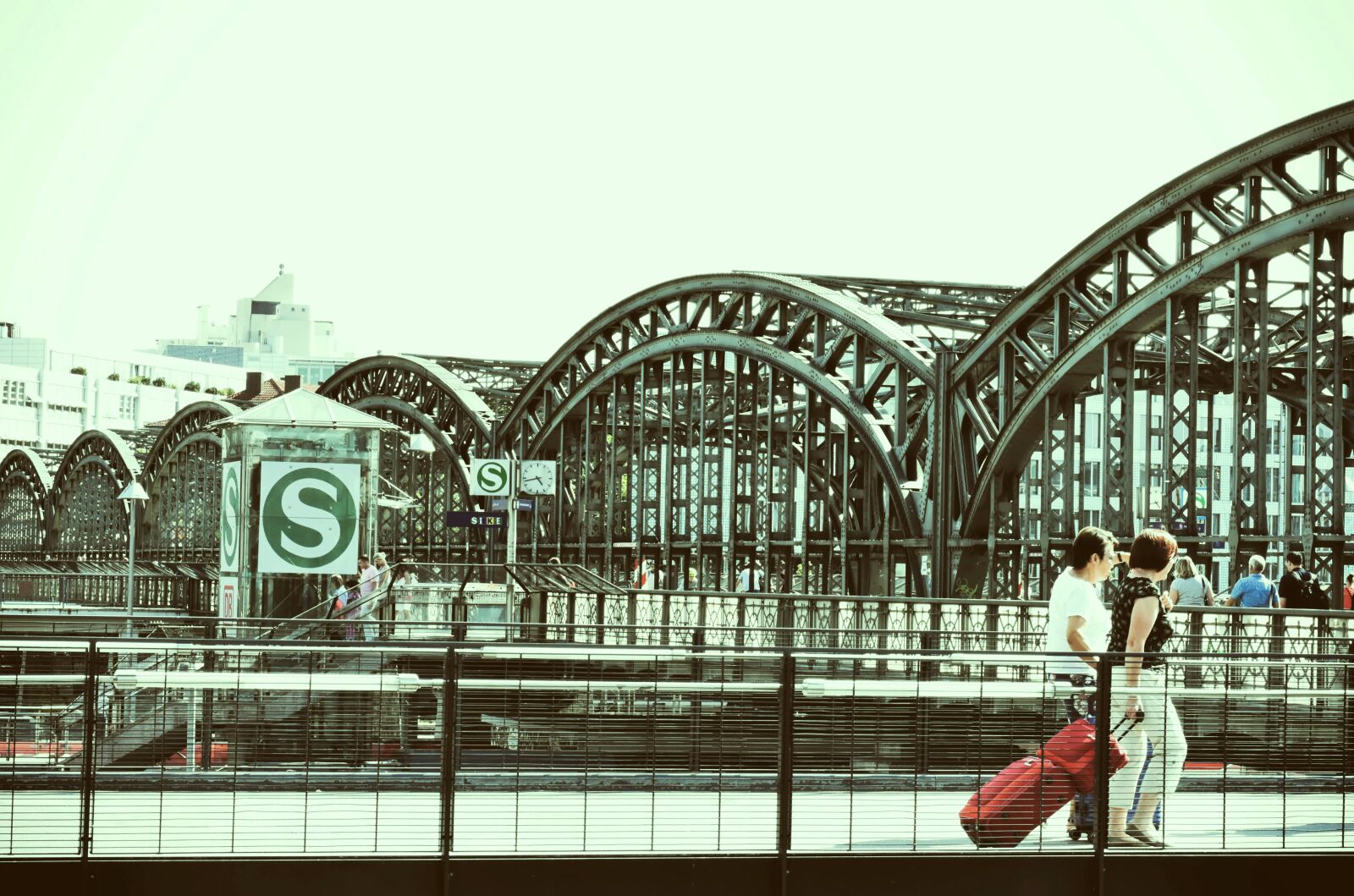 Nikon D7200 sample photo. Hacker bridge, munich, transport photography