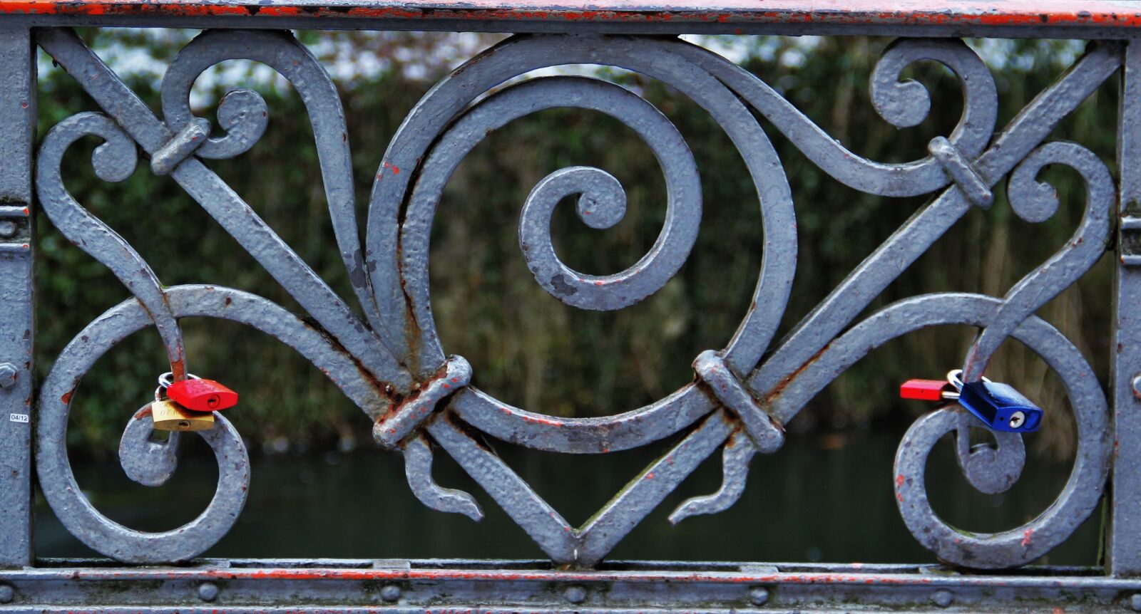 Canon EOS 550D (EOS Rebel T2i / EOS Kiss X4) sample photo. Love locks, railing, symbol photography