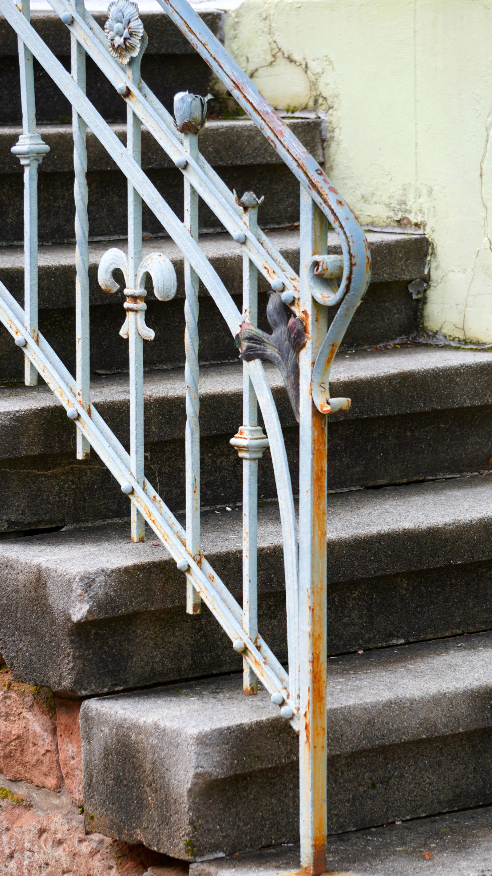 Sony a6400 + Sony E 55-210mm F4.5-6.3 OSS sample photo. Stairs, metal railings, old photography