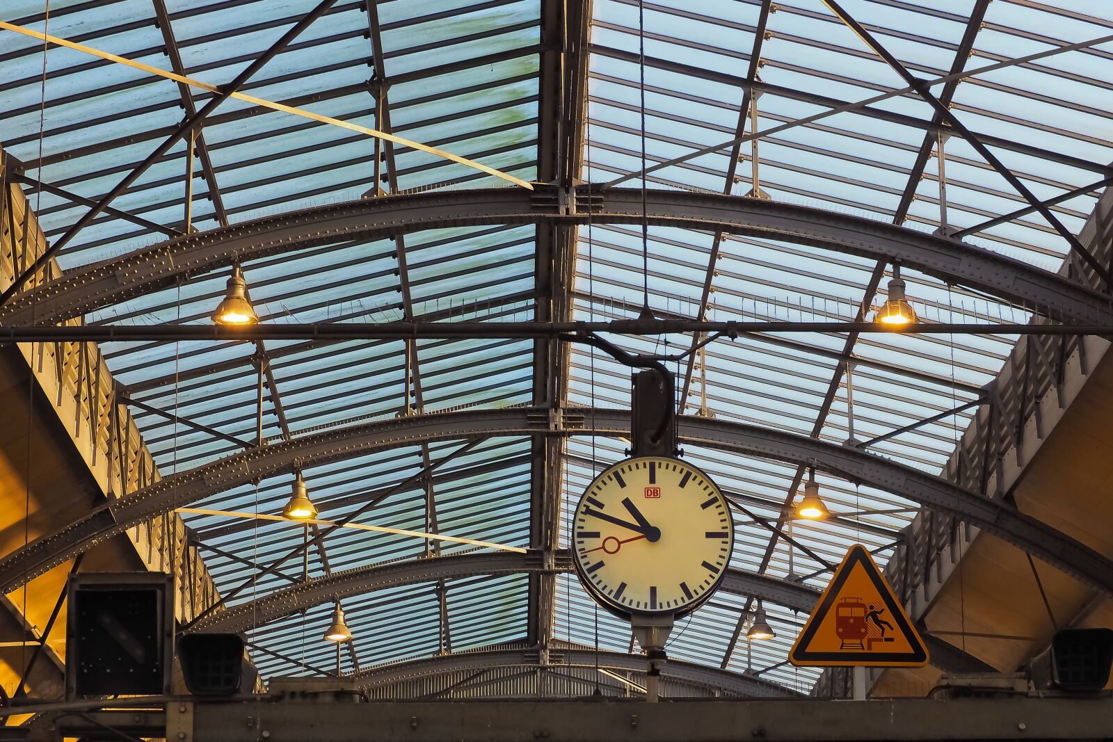 Olympus OM-D E-M10 sample photo. Architecture, roof, building photography