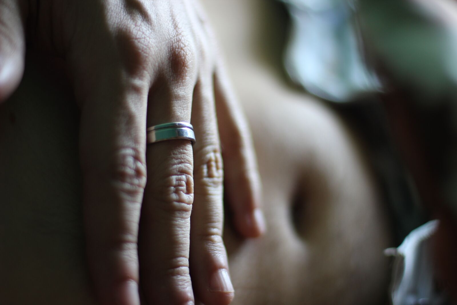 Canon EOS 600D (Rebel EOS T3i / EOS Kiss X5) + Canon EF 50mm F1.4 USM sample photo. Male, hand, body photography