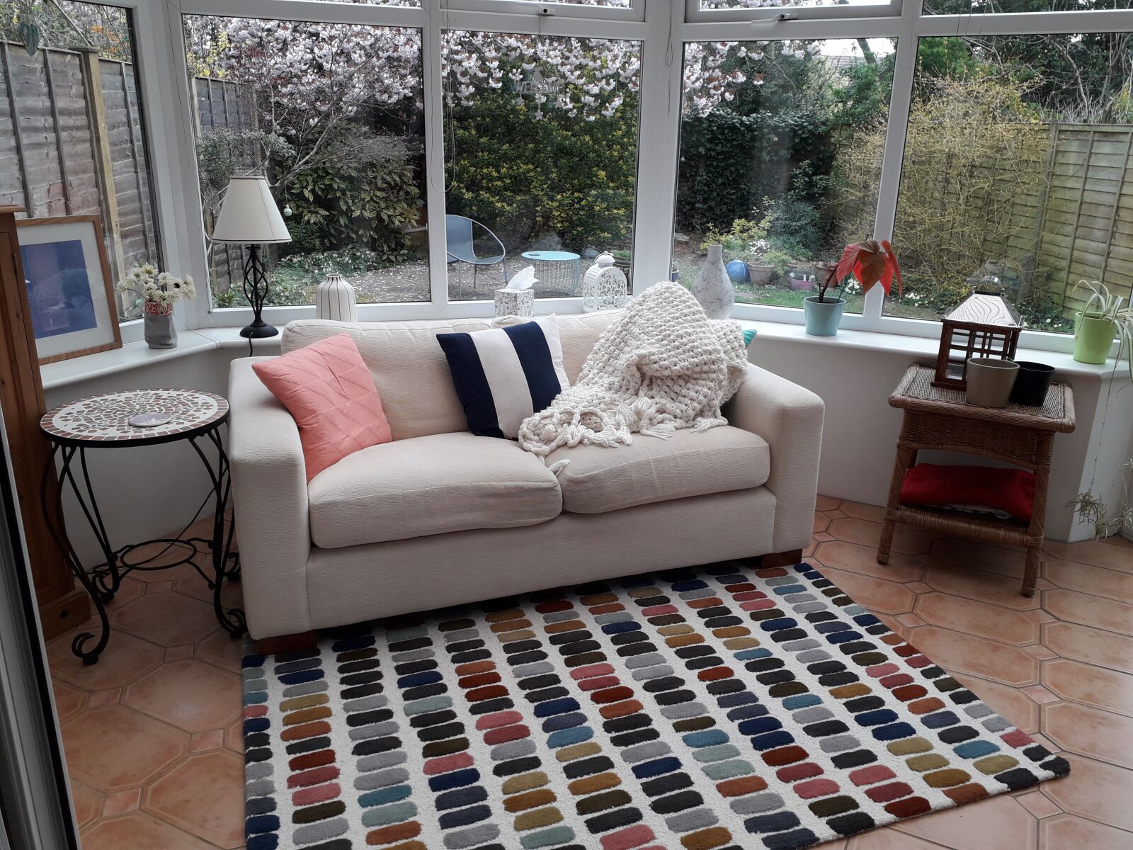 Samsung Galaxy J6 sample photo. Cosy, relax, sofa photography