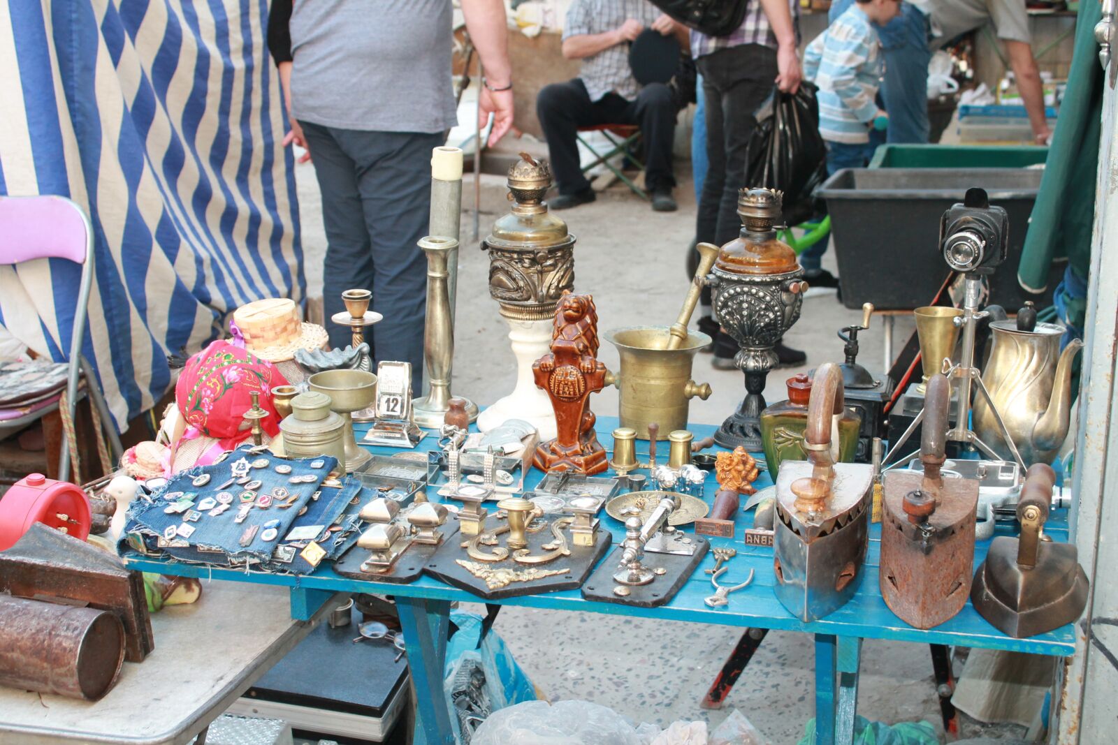 Canon EOS 1100D (EOS Rebel T3 / EOS Kiss X50) sample photo. Market, flea market, old photography