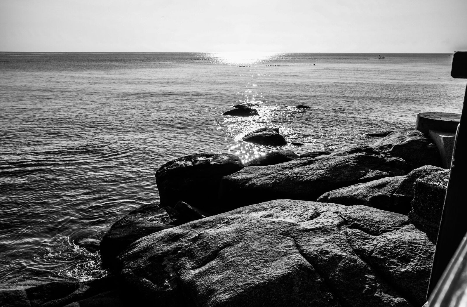 Fujifilm X-E2S sample photo. Black white, sea, rock photography