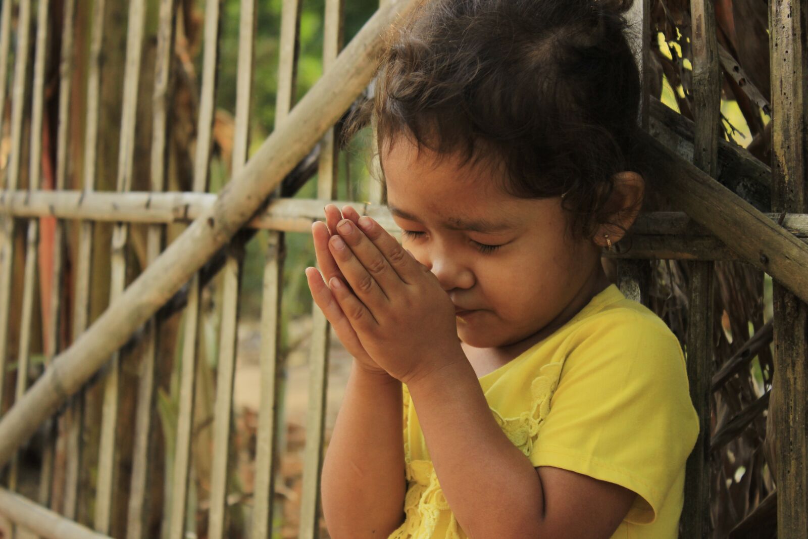 Canon EOS 600D (Rebel EOS T3i / EOS Kiss X5) sample photo. Praying, kids, cambodia photography