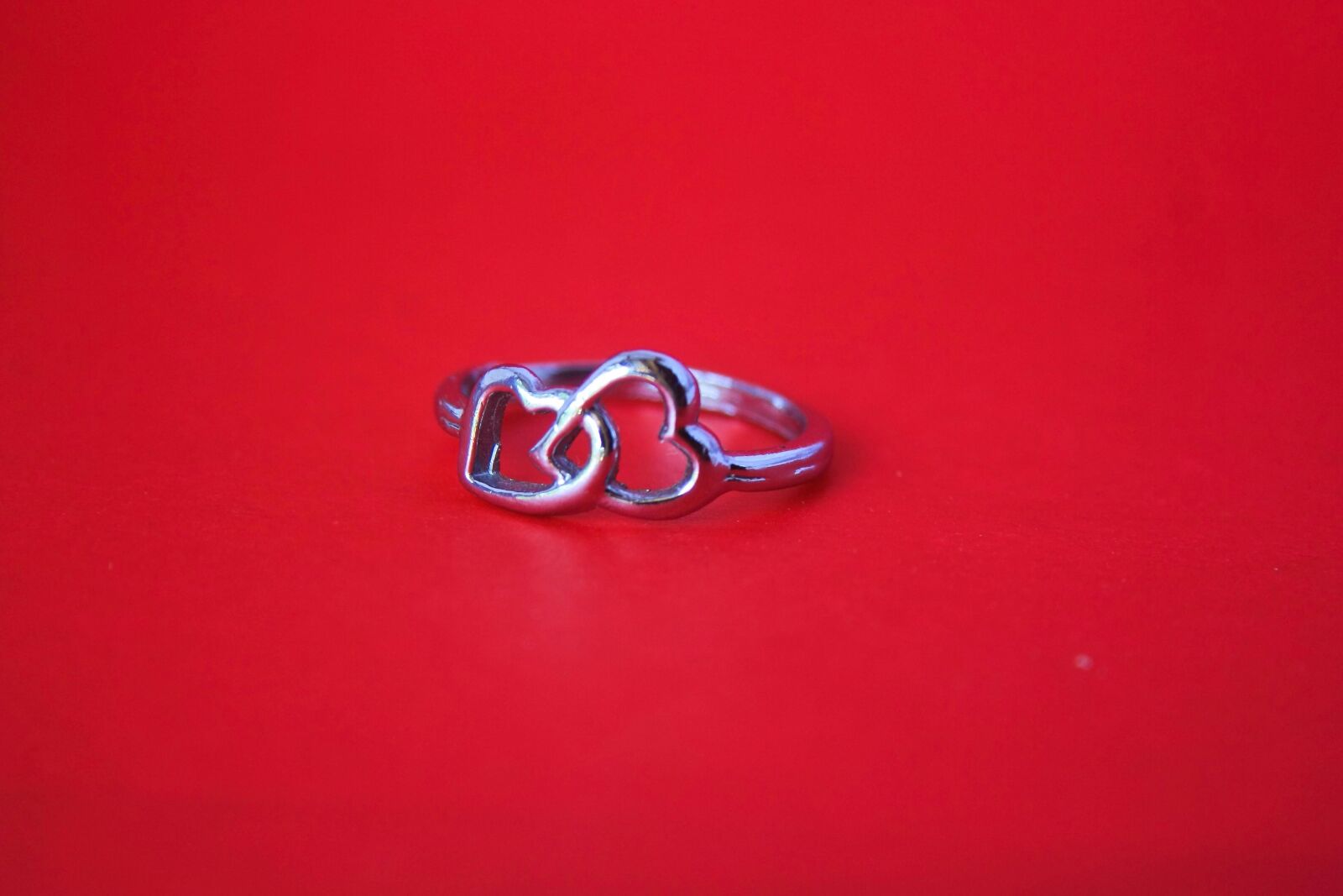 Canon EOS 1000D (EOS Digital Rebel XS / EOS Kiss F) sample photo. Heart, shape, ring, red photography