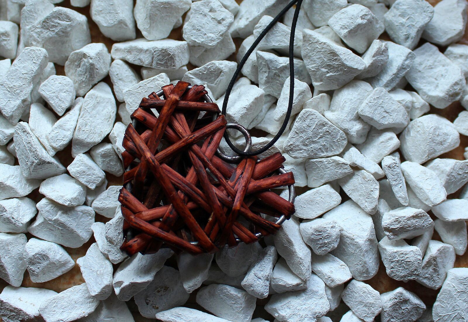 Canon EOS 1200D (EOS Rebel T5 / EOS Kiss X70 / EOS Hi) sample photo. Heart, valentine's day, wicker photography