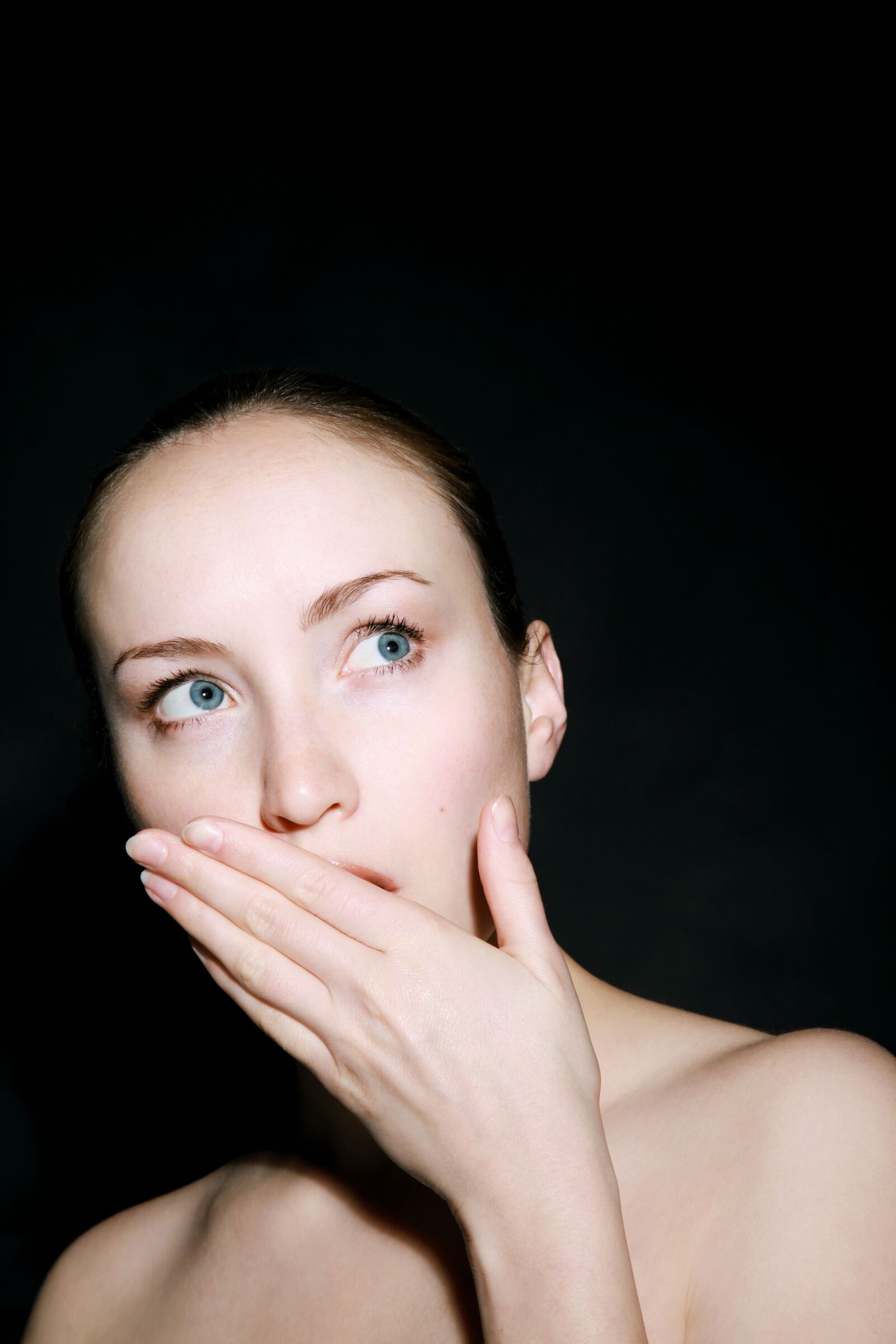Canon EOS 5D Mark II sample photo. Woman, covering, mouth photography