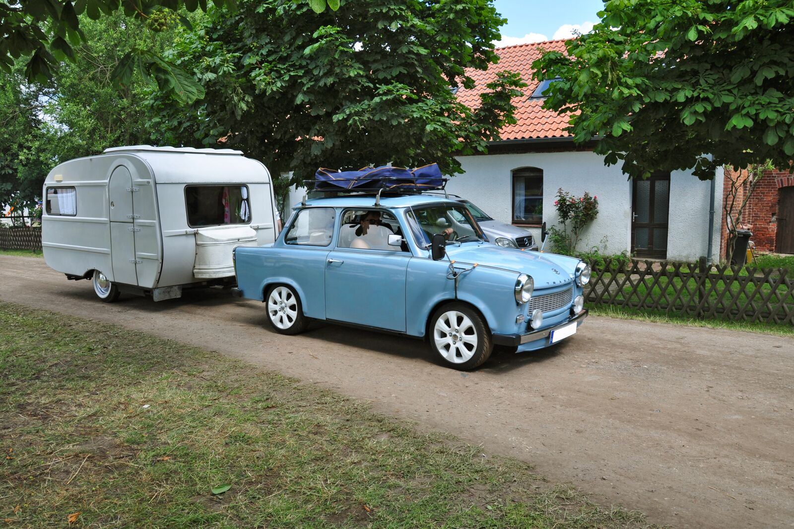 Nikon D90 sample photo. Satellite, caravan, auto photography