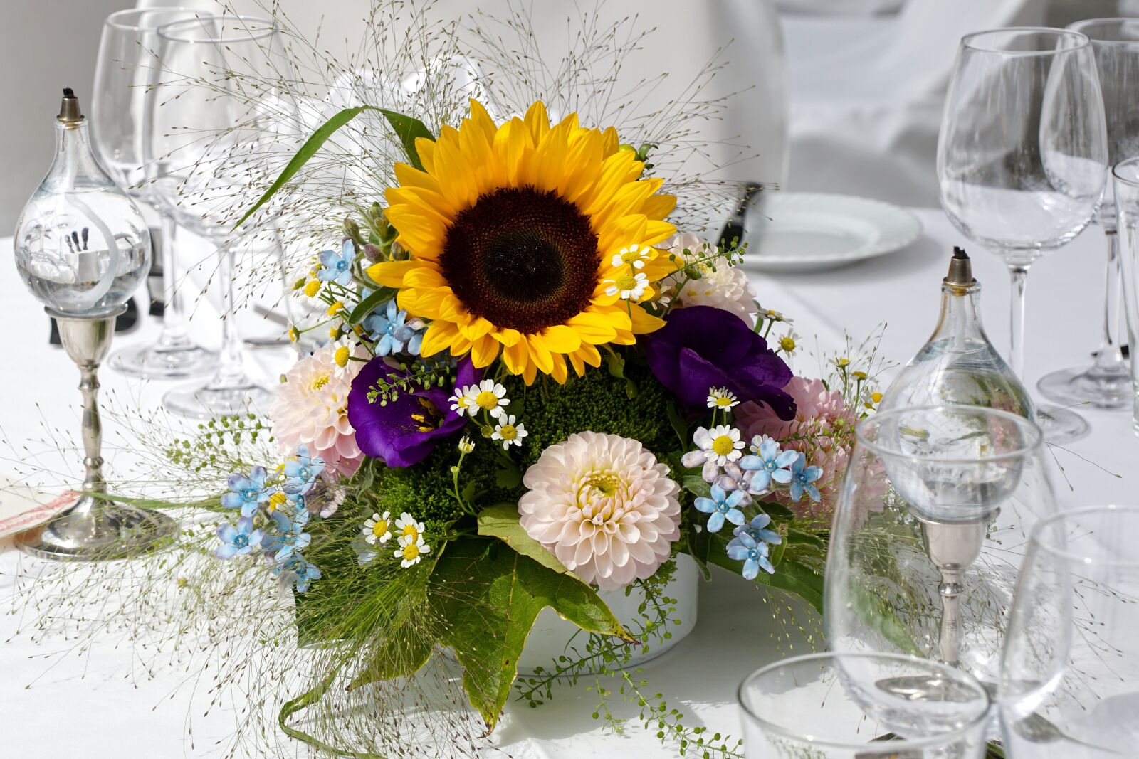 Sony ILCA-77M2 + Sony DT 18-135mm F3.5-5.6 SAM sample photo. Floral arrangement, table cover photography